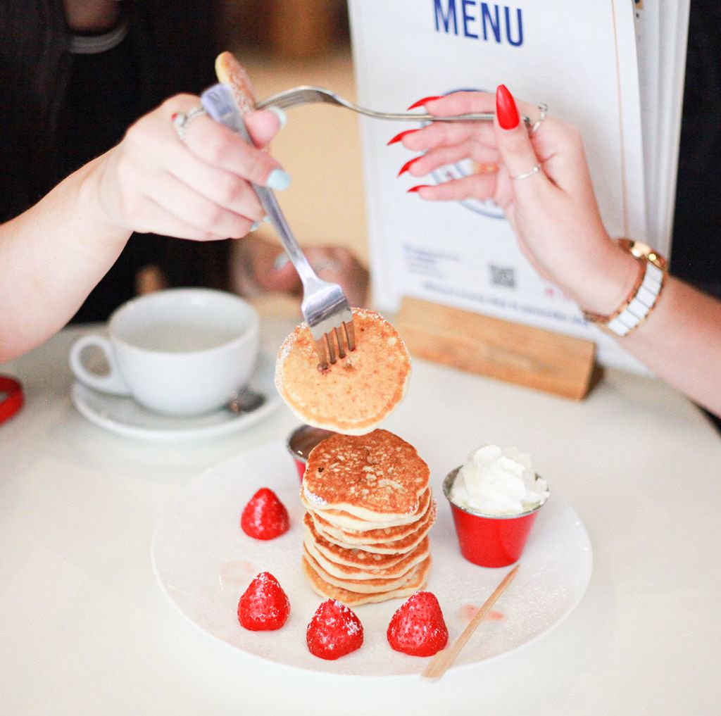 Shopping pit stop? ☕️
Tag a friend you'd share some poffs and coffee with 🍓 
Open until 8:30pm 🌟TripAdvisor Certificate of Excellence Winner 2019 🌟
#1stfloor #upstairs <a href="/themarlands/">The Marlands</a> #coffee #dinner #stakks #southampton