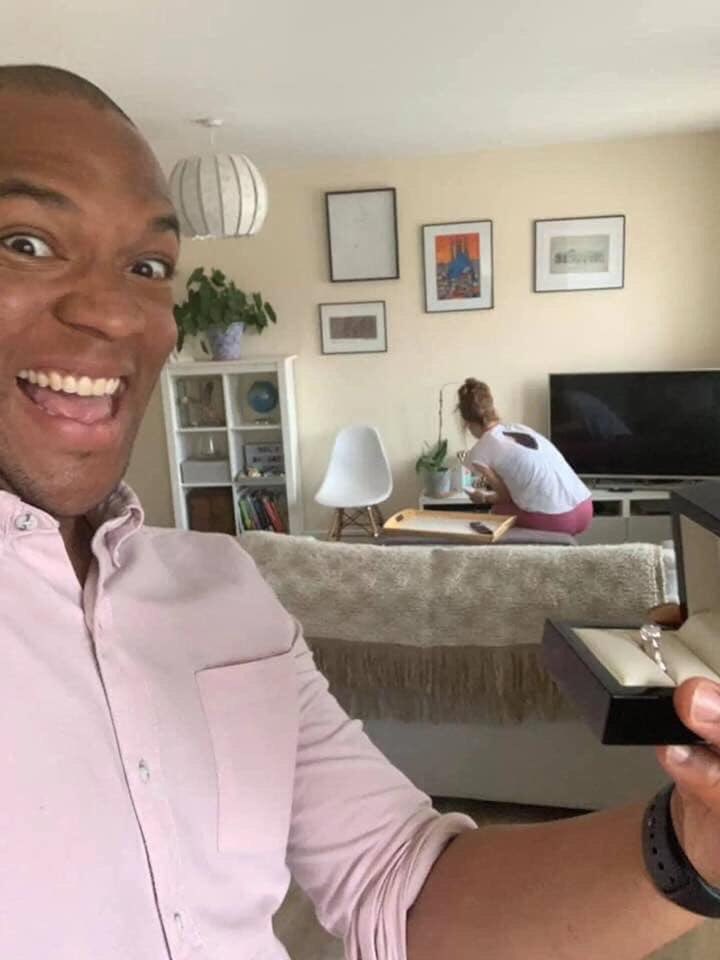 NapOeloen's tweet photo. شهر كامل بصور عن كمية السعادة وهو بتقدم ليها من غير علمها !! 🤤🙈 https://t.co/w1XkEYSwnV