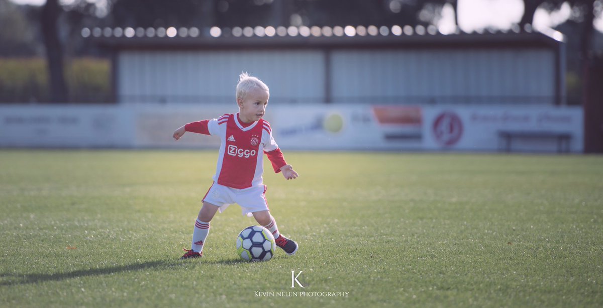 Bakkie09's tweet image. Mijn kleine held z’n eerste voetbaltraining. #newgeneration #ajax #zovaderzozoon #genieten 
Het staat hem goed toch? @AFCAjax #ajaxdebuut 😉