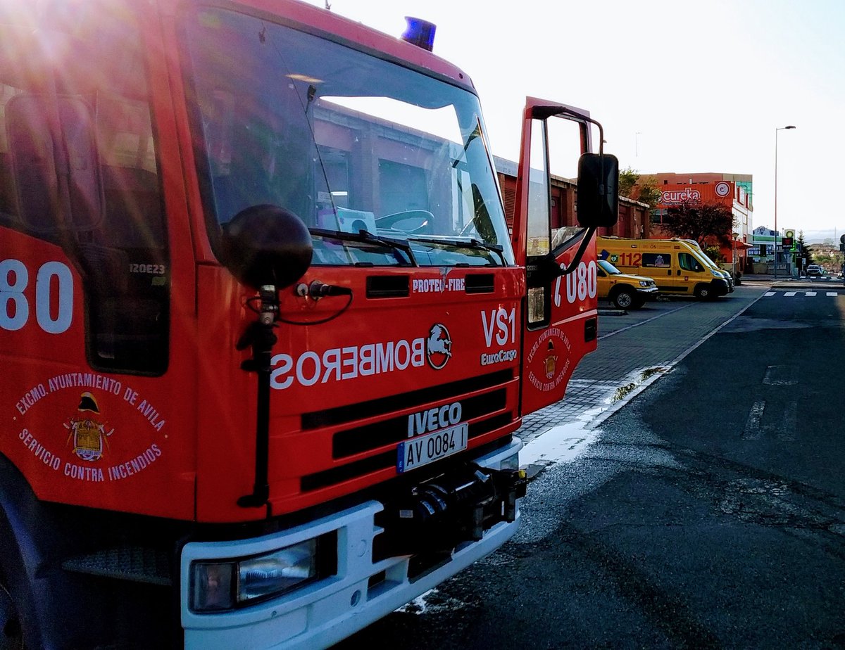 bomberosdeavila's tweet photo. Un trabajo super de los compañeros de @ProteCivilAvila, que apoyados por 2 de nuestros bomberos, revirtieron una PCR a una persona ayer durante la celebración del #AvilaMedieval.
ENHORABUENA!! https://t.co/la4RLZuq4T