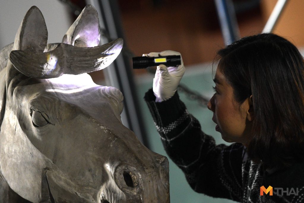 ThaiMuseum's tweet photo. จนท.เปิดหีบห่อ ‘สุสานจิ๋นซีฮ่องเต้’ จัดแสดงวันแรก 15 ก.ย.นี้

มีโบราณวัตถุนำมาจัดแสดงรวมทั้งสิ้น 86 รายการ 133 ชิ้น รวบรวมตั้งแต่ภาพเขียน หุ่นทหาร อาวุธ เครื่องใช้ เครื่องประดับ และตุ๊กตาดินเผาต่างๆ

จัดแสดง 15 ก.ย.–15 ธ.ค.ณ พิพิธภัณฑ์สถานแห่งชาติ ��ระนคร

https://t.co/4FUz5Mn1fv https://t.co/wNDAmgzTaX