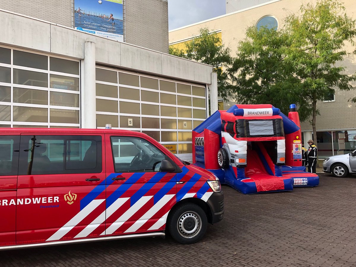 GerritJanGorter's tweet photo. Zeewolde bruist vandaag tijdens de #Pinkendag en Open dag @gemzeewolde met o.a. demonstraties @brandweerflevo @BWRZWD & #politie. Iedereen is welkom op Horsterplein en Raadhuisplein. https://t.co/de65DR9qwo