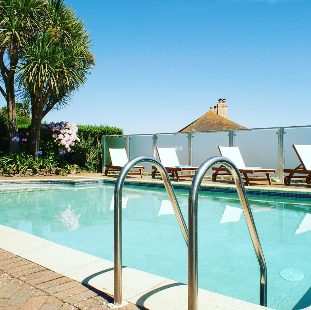 Did you know @perfectpenzance are the only hotel in Penzance with an outdoor pool! Their hilltop setting provides a secluded spot akin to the French Riviera or Amalfi Coast. 😍
.
.
#hotelpenzance  #outdoorpool #Penzance #WDYT buff.ly/32pNX3A