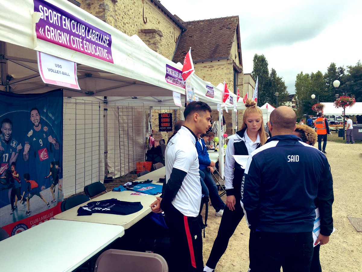 villedegrigny91's tweet photo. ➡️Forum des associations et des services publics à la #FermeNeuve - c’est parti ! 😃 Jusqu’à 18h. #Sport⛹🏻‍♀️,#culture 🎻📚, #éducation, une belle occasion de découvrir toutes les activités à Grigny mais aussi de de s’inscrire dans un club ! 🙌🍀#citéséducatives https://t.co/EibeXeMpbq