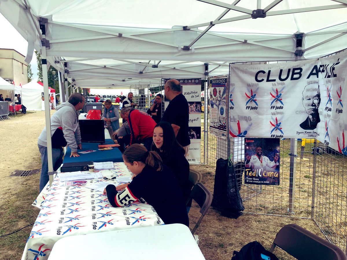 villedegrigny91's tweet photo. ➡️Forum des associations et des services publics à la #FermeNeuve - c’est parti ! 😃 Jusqu’à 18h. #Sport⛹🏻‍♀️,#culture 🎻📚, #éducation, une belle occasion de découvrir toutes les activités à Grigny mais aussi de de s’inscrire dans un club ! 🙌🍀#citéséducatives https://t.co/EibeXeMpbq