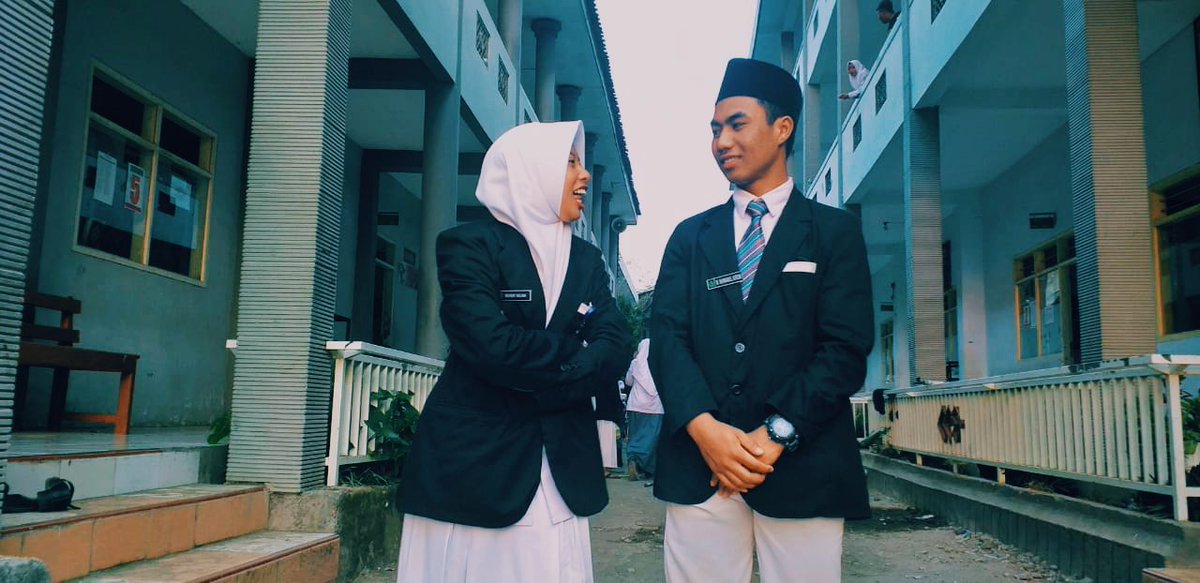 runiknilna's tweet photo. Aku tak pernah berfikir akan sejatuh ini
Setiap kali ku melihat ke manik matamu
Tak ada bayangan ku disana
Semakin dalam hatiku meraba
Semakin terasa
Bahwa ada ketulusan
Sayangnya, ketulusan itu
bukan untukku
bukan milikku

#LoveStory
#friend_zone https://t.co/UbepZdbLzS