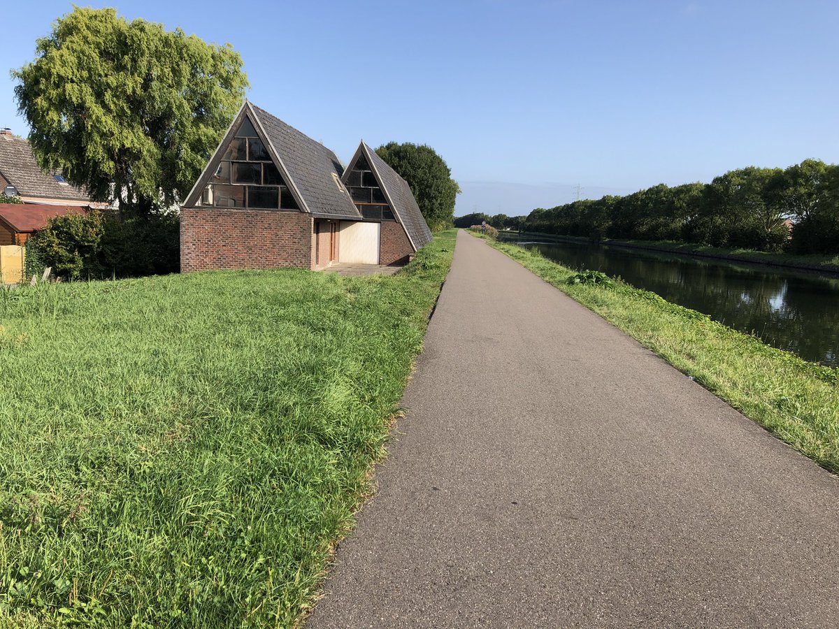 Scralan's tweet photo. @PolitieLeuven Tientallen knallen achter het #jaagpad en vogels in paniek. Vreemd dat dat gewoon mag, als loper voel ik mij niet veilig hier? https://t.co/4e6WjMY9oE