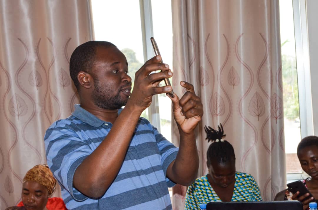 bajabiri's tweet photo. Kupitia uraghabishi nimeweza kujenga hali ya kujua mambo na kuweza kuaminiwa.
Pamoja na kufanya kwenye Mitandao ya kijamii lakini kuna wakati napata fursa ya kuraghabisha mbele ya kadamnasi.
Nawashukuru @TAMWA_  x  @PakachaG 
#elimikawikiendi https://t.co/7J73kYUIOp