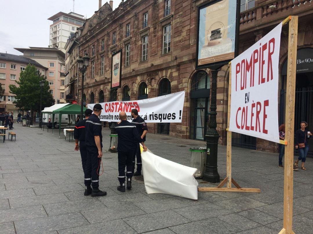 AvenirSecours's tweet photo. 🚨🚨🚨🚨🚨
Priorité au direct : préparation du mouvement de grogne des pompiers du Bas-Rhin. Avenir Secours mobilisé ✊✊✊
Rendez-vous Place Kléber à Strasbourg à partir de 10H30. https://t.co/CuMuvkfenw