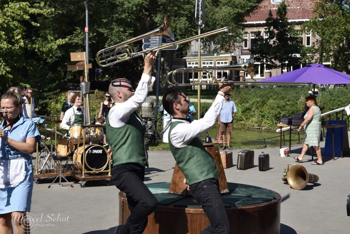 NeoFanfare9x13's tweet photo. Tijd voor een zonnedans want dit weekend spelen we Les Fauves op de Koornmarkt in Almelo bij @kunstenopstraat! Foto: @brassheavy  #kunstenopstraat #almelo https://t.co/RUpMXQlNKQ