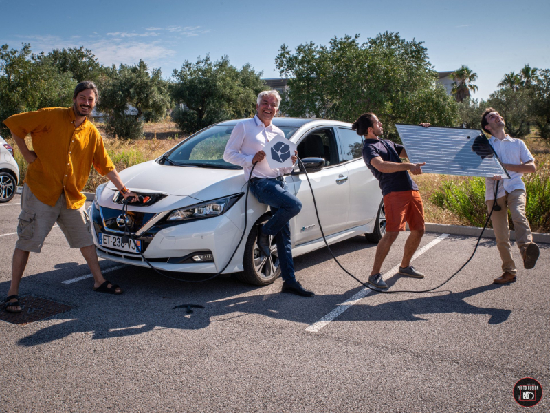 Saisir la convergence entre ⚡️☀️ #PV et électromobilité en une photo ! 👏 à l'équipe <a href="/Sunchain_fr/">Sunchain</a> pour sa créativité. Cette convergence sera un des sujets 🚨 Université d'été #AutoconsoPV <a href="/ENERPLAN/">ENERPLAN</a>  tecsol.blogs.com/mon_weblog/201…