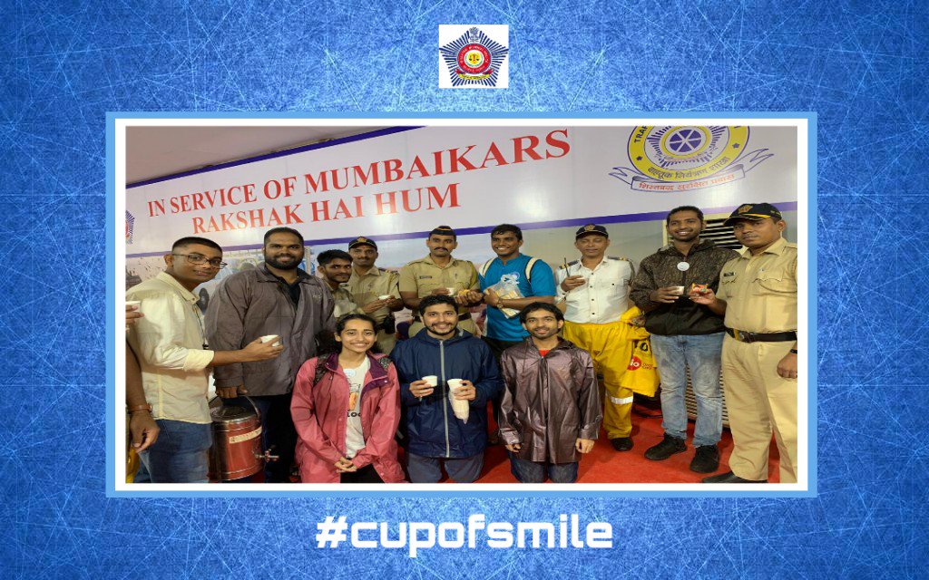 MumbaiPolice's tweet photo. In a beautiful gesture by the "Cup Of Smile" team, Police personnel on duty at Girgaum Chowpatty were served tea and biscuits by them. We thank you for your support. It certainly brought a smile to our tired faces. 
#MumbaiPolice
#cupofsmile 
#MumbaiFirst https://t.co/MRpWcsQLvQ