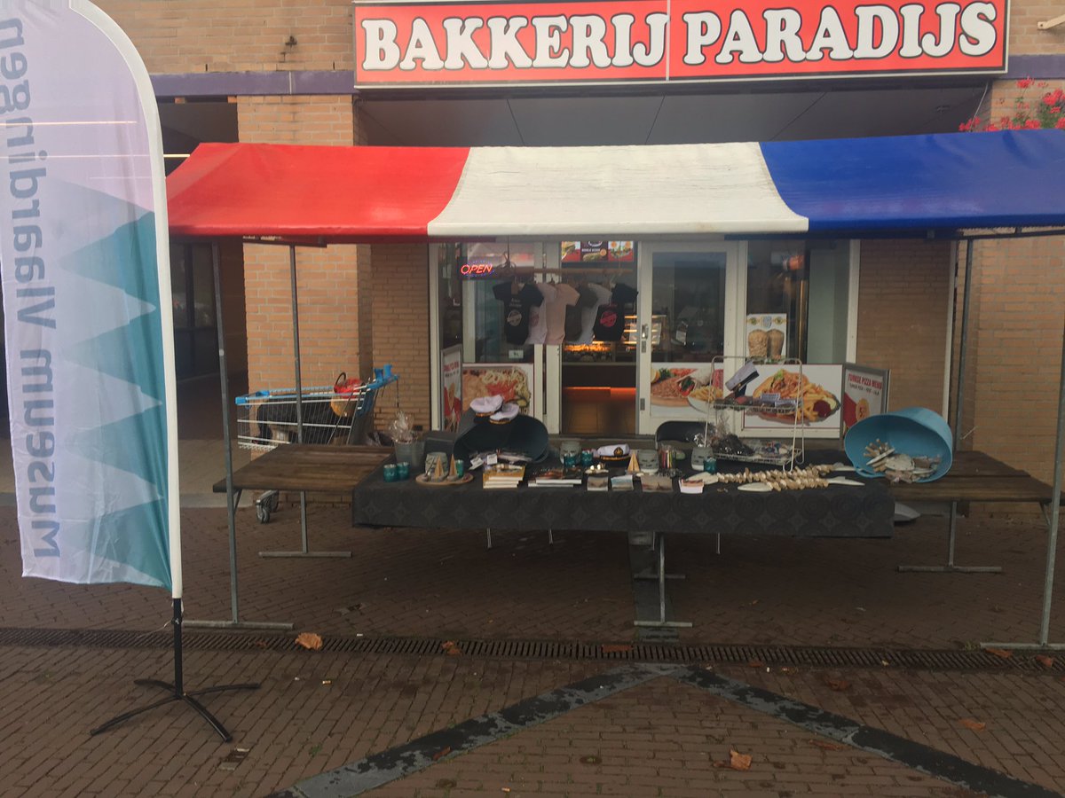 We staan op de Zomermarkt in winkelcentrum de Loper. En bij gebrek aan een zonnetje zult u twee stralende dames achter de kraam zien!🌞🌞