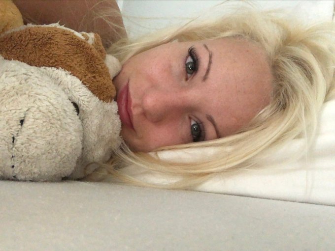 Guten Morgen . Die ungesch&ouml;nte Wahrheit 😂🙈ich werd gleich aufstehen mir Fr&uuml;hst&uuml;ck machen und dann bestimmt<a href="/tag/blond"class="tags"><span>#blond</span></a><a href="/tag/m%C3%BCde"class="tags"><span>#m&uuml;de</span></a><a href="/tag/camgirl"class="tags"><span>#camgirl</span></a><a href="/tag/gutenmorgen"class="tags"><span>#gutenmorgen</span></a><a href="/tag/fr%C3%BChst%C3%BCck"class="tags"><span>#fr&uuml;hst&uuml;ck</span></a>