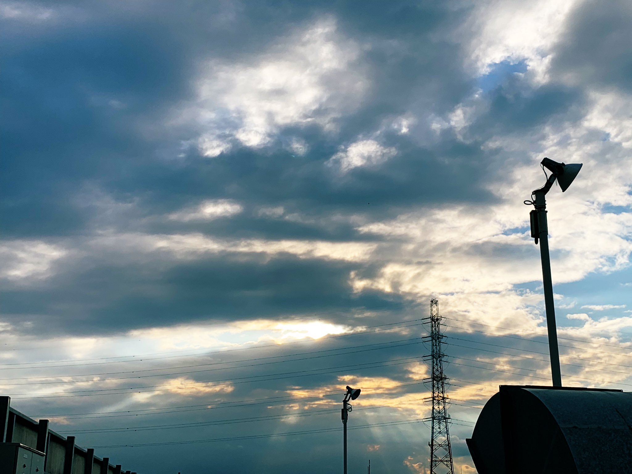 ふみ 今日の夕方の足立区内の空 日中はいい天気でありましたが 夕方になると曇ってきました 明日は台風が接近する予報なんで 気をつけなければなりません 東京都 足立区 T Co 32dqjeyjbj Twitter