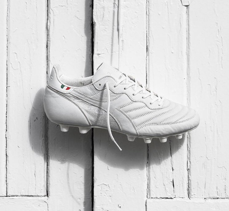 Hazzza_7's tweet photo. Not exactly my cup of tea, but if I played in these I’d feel like prime Totti..! #BitWhite #DecentKickers https://t.co/1AnfHLyTa3