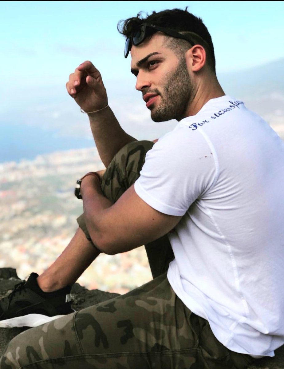 Hoy está cuenta está con el Papi
si..el mismo de aquel famoso
dimeloo papii" que cumple años,
queremos acompañarle y desearle
lo mejor..como él nos enseñó en
ese <a href="/ghoficial/">Gran Hermano</a> 16 y hasta día de
hoy, que se puede ser guapo, 
auténtico e íntegro como pocos. <a href="/_GH16Ricky_/">Support Team</a> FELICIDADES!