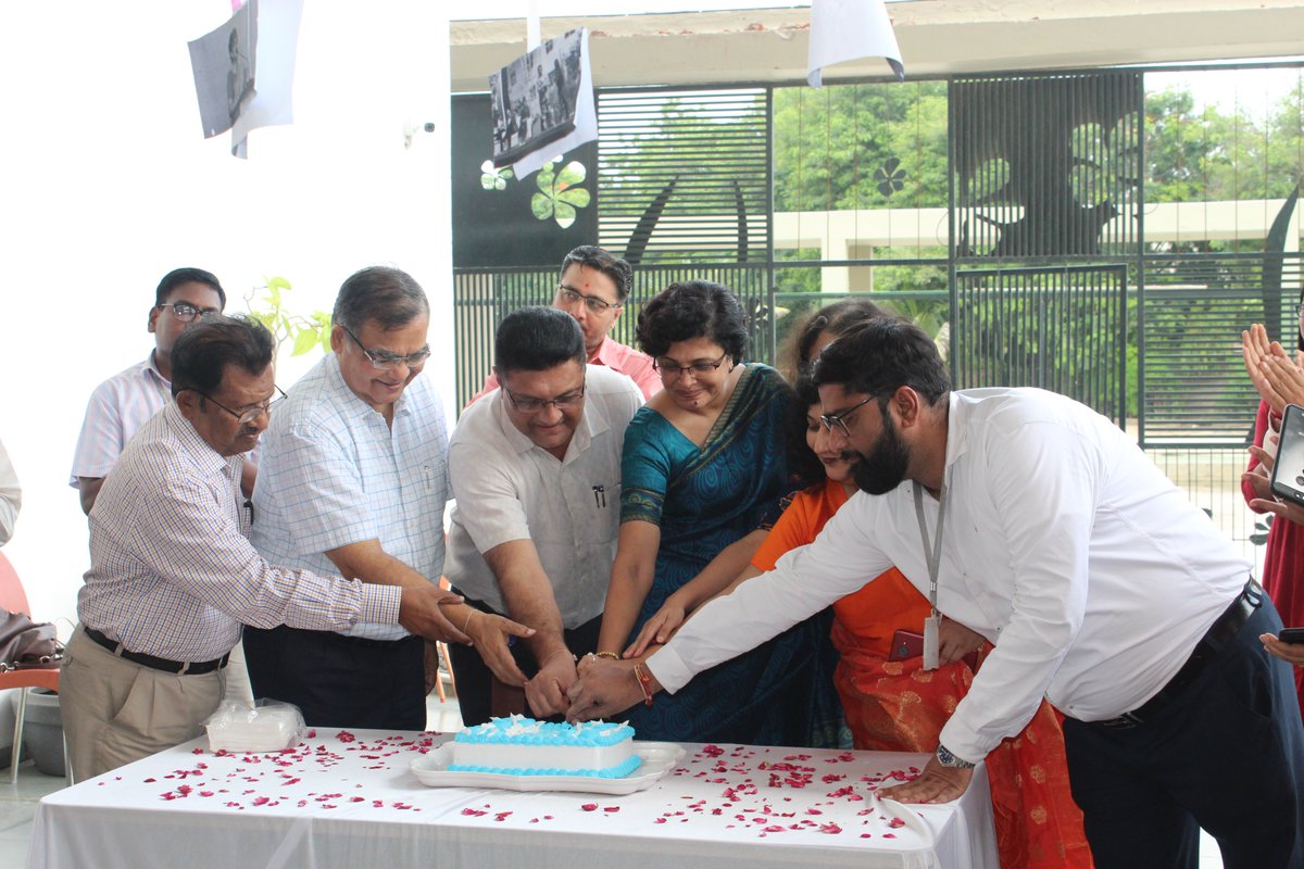 shanti_bschool's tweet photo. Teacher's Day Celebrations at Shanti Business School, Ahmedabad.
#TeachersDay #Celebrations #Faculties #Students #Respect #Love #LifeTrainer #SBSAhmedabad #ShantiBusinessSchool https://t.co/luSmBJzNvO
