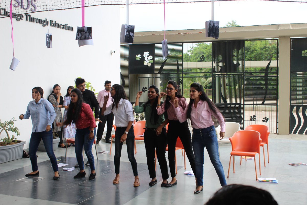 shanti_bschool's tweet photo. Teacher's Day Celebrations at Shanti Business School, Ahmedabad.
#TeachersDay #Celebrations #Faculties #Students #Respect #Love #LifeTrainer #SBSAhmedabad #ShantiBusinessSchool https://t.co/luSmBJzNvO