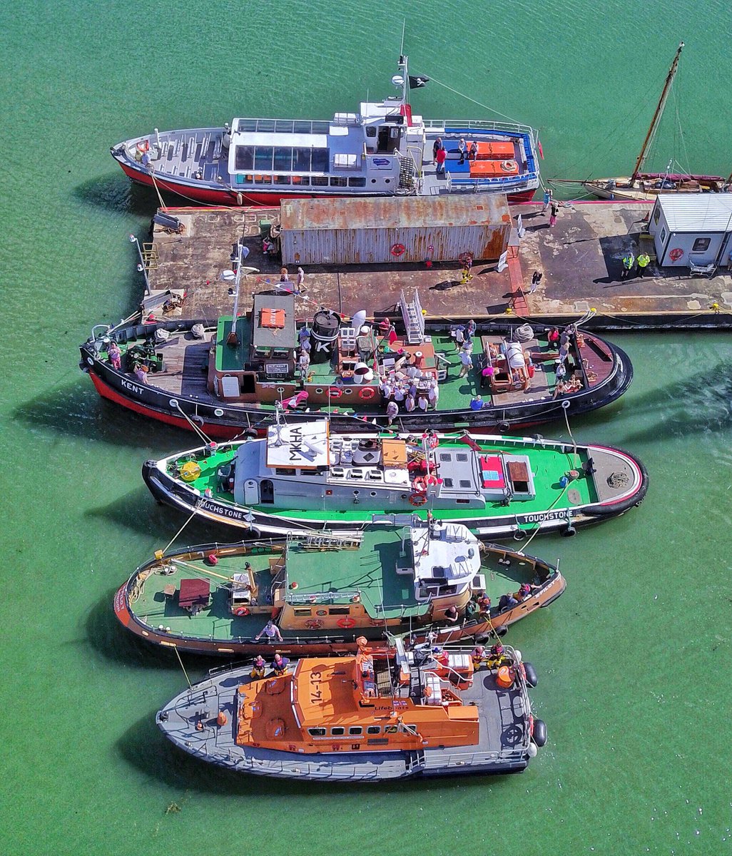bbcsoutheast's tweet photo. 💚Queenborough Harbour looks gloriously green as the boats line up against the jetty.⛵️🚤
Stephen Sangster caught this on the Isle of Sheppey - and we love the perspective of it!
#PhotoOfTheDay

FYI - the commercial drone pilot did have permission to film. 😊🕹📸 https://t.co/K3WurycxpQ