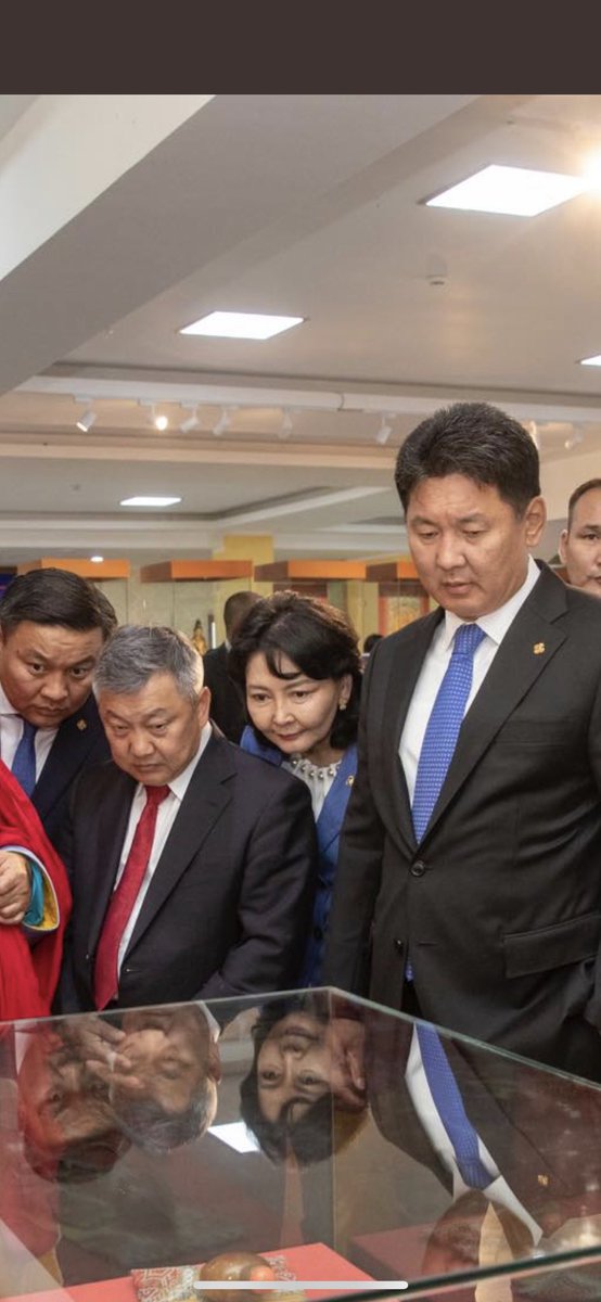 Юм үзсэн хүн үзээгүй хүний харцууд....