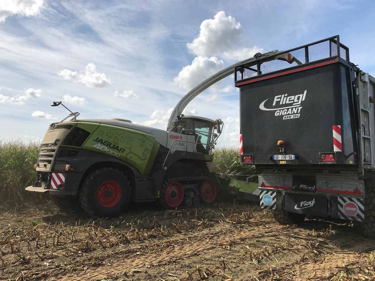 CLAASFrance's tweet photo. Toute première mise en route de la #JAGUAR 960 #TERRATRAC en France 🤩

C’était cette semaine chez notre concessionnaire - La Motoculture de L'Oise. Nous remercions à cet effet l’entreprise ETA Solu'Agri pour leur confiance 👍

#Harvestingthefuture #CLAASPower 
#JAGUAR40000 https://t.co/vTIps4Bstb