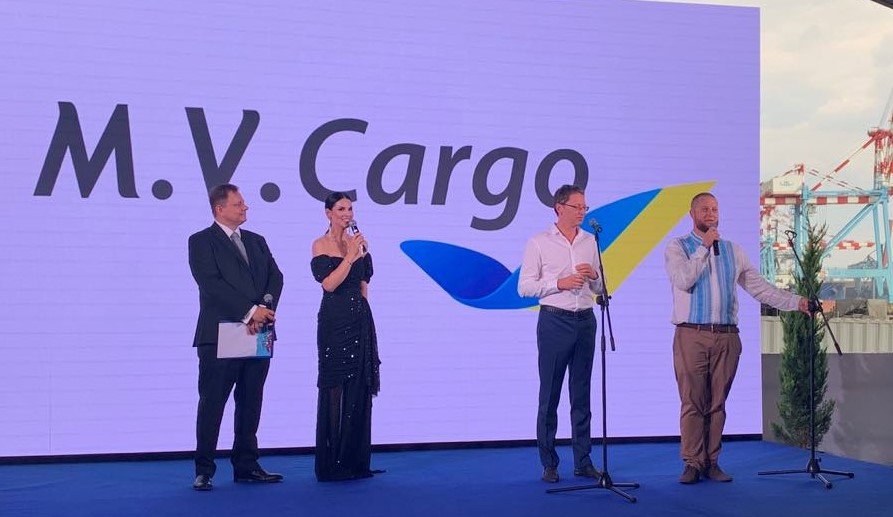 AndyHunder's tweet photo. The biggest US investment of the year in #Ukraine. Grand opening of MV Cargo's joint project with Cargilll, grain terminal in the port Yuzhny (Odesa region) investing over US$ 150 million, construction co-financed by #EBRD & #IFC_org Deep port in #BlackSea 16m berth, 500 new jobs https://t.co/x3TRM24hjr