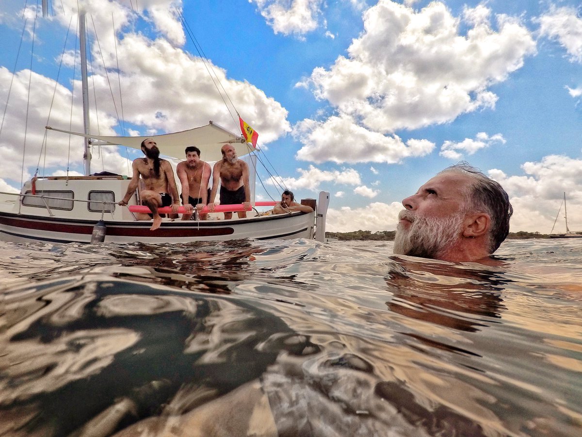 AntonioPinero's tweet photo. Decapitado con cabeza flotante (óleo sobre lienzo) #selfiemediterraneo #aremojo #surdemallorca #amigotes #summer #buenosratitos #gopro ñ# https://t.co/pHB7HoD4Td