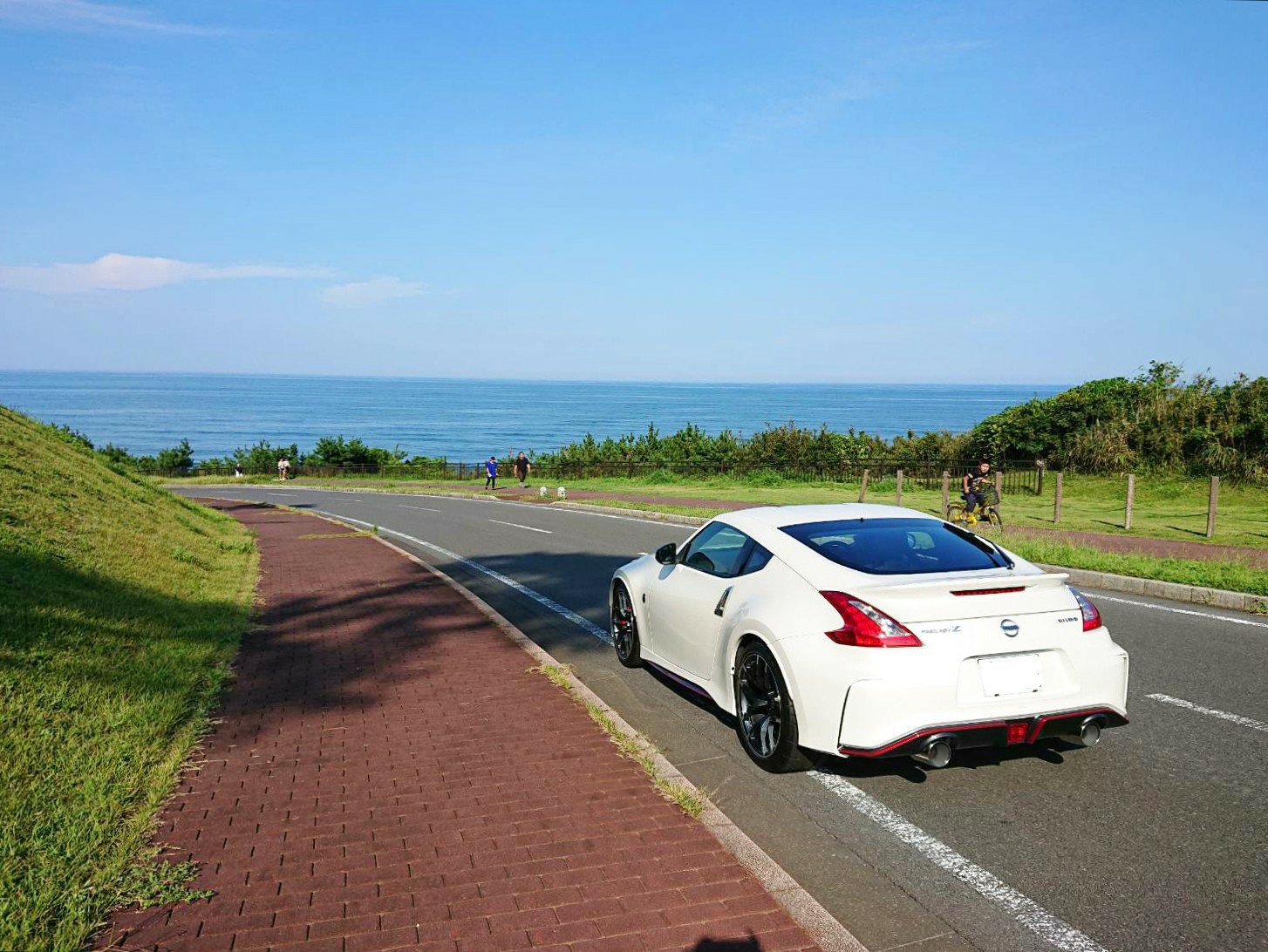 さぴ フェアレディz34 Nismoが納車されました 美しすぎて笑いが止まりません 早速牽引フックを着けて 写真を撮ってきました Z34は一番好きな車で 乗るのがずっと夢だったけれど まさかnismoとは 感激です さぴ フェアレディz34 Nismoが納車されました 美しすぎて笑いが止まりません 早速牽引フックを着けて 写真を撮ってきました Z34は一番好きな車で 乗るのがずっと夢だったけれど まさかnismoとは 感激です