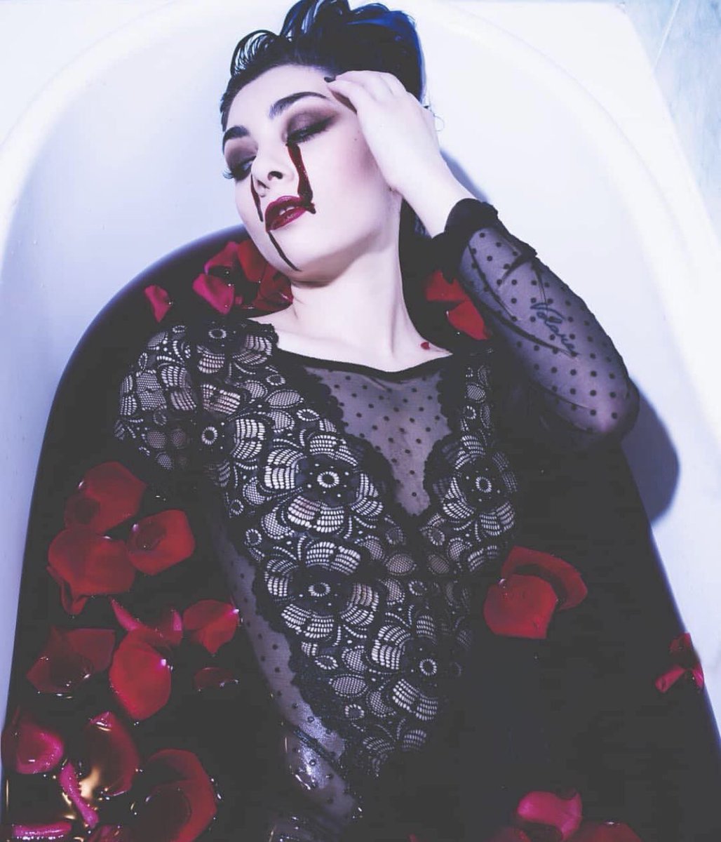 hexbomb1's tweet photo. He who dares not grasp the thorn, should never crave the rose❣️🥀 from @giovannifeudatari - Tears of blood - @selenebonini_mua
#portrait #feudatari #sony #photography #photographer #model #italiangirl #italianmodel #glamouritalia #girl #cremona #gothstyle #hexbomb #blood #tears https://t.co/RzQDyiyhnb