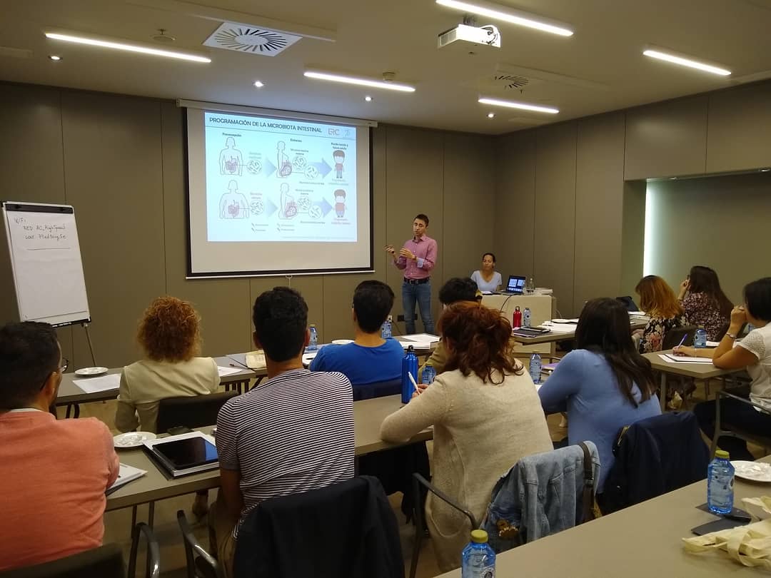 De qué hablamos cuando hablamos de decimos microbiota? 🤔
Nos lo cuentan <a href="/SanchisJesus/">Dr. Jesús Sanchis</a> y @Lucia_RedCue 
#formacion