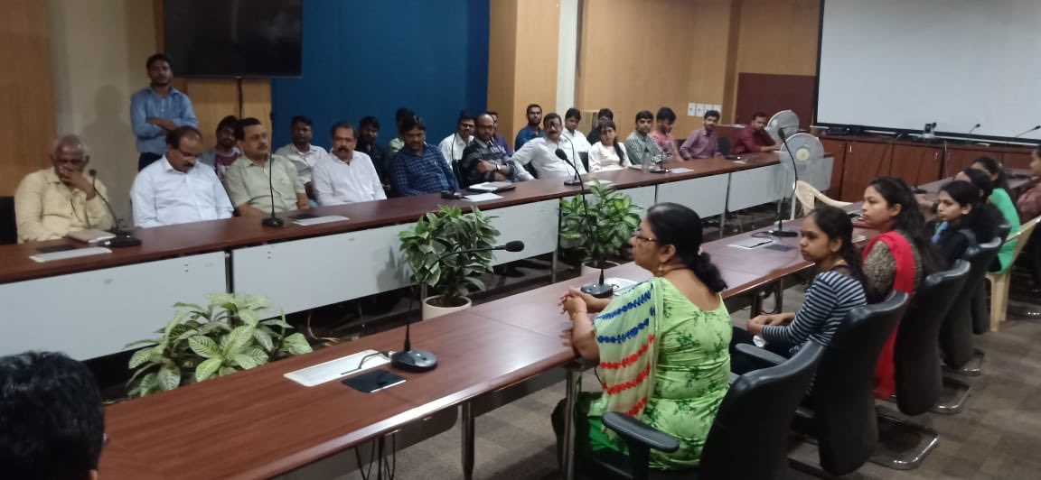 sumnesh_joshi's tweet photo. Heartening to share that UIDAI Mumbai  has sensitised  their staff along with drivers on traffic discipline and their responsibility Would be great if every organisation will do the same. Pls post pics on https://t.co/jW0LhTpXW3 @nitin_gadkari @Dev_Fadnavis @UIDAI @mumbaitraffic https://t.co/nkN4so4xCw