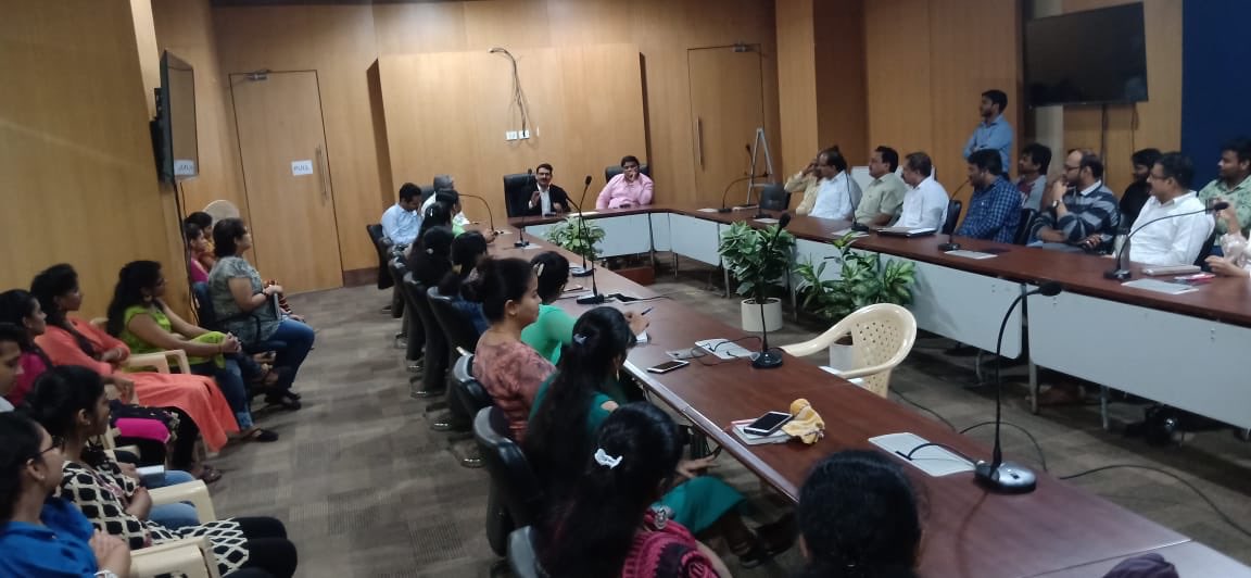 sumnesh_joshi's tweet photo. Heartening to share that UIDAI Mumbai  has sensitised  their staff along with drivers on traffic discipline and their responsibility Would be great if every organisation will do the same. Pls post pics on https://t.co/jW0LhTpXW3 @nitin_gadkari @Dev_Fadnavis @UIDAI @mumbaitraffic https://t.co/nkN4so4xCw