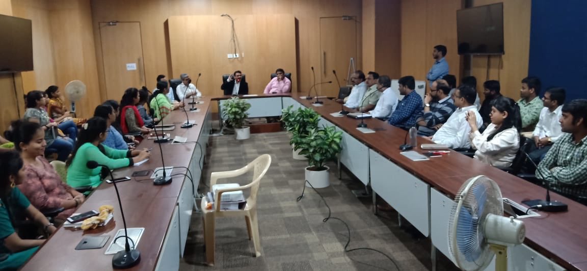 sumnesh_joshi's tweet photo. Heartening to share that UIDAI Mumbai  has sensitised  their staff along with drivers on traffic discipline and their responsibility Would be great if every organisation will do the same. Pls post pics on https://t.co/jW0LhTpXW3 @nitin_gadkari @Dev_Fadnavis @UIDAI @mumbaitraffic https://t.co/nkN4so4xCw