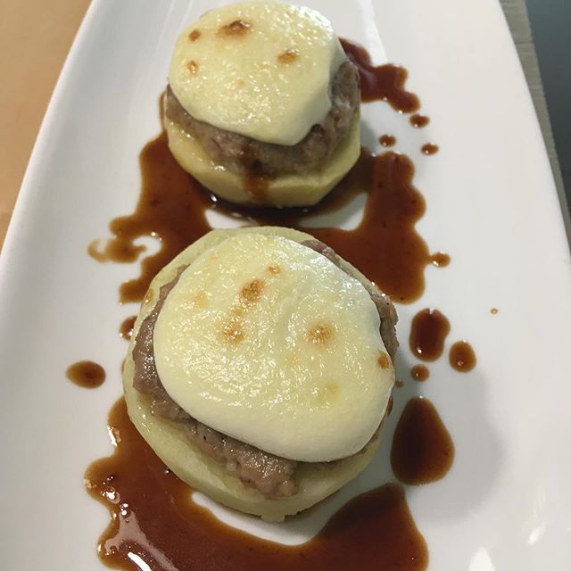 cuynes's tweet photo. Manzanas rellenas de carne al i olí de manzana y vino de misa https://t.co/EgnFIwZZJW https://t.co/ZX0xFd03uZ