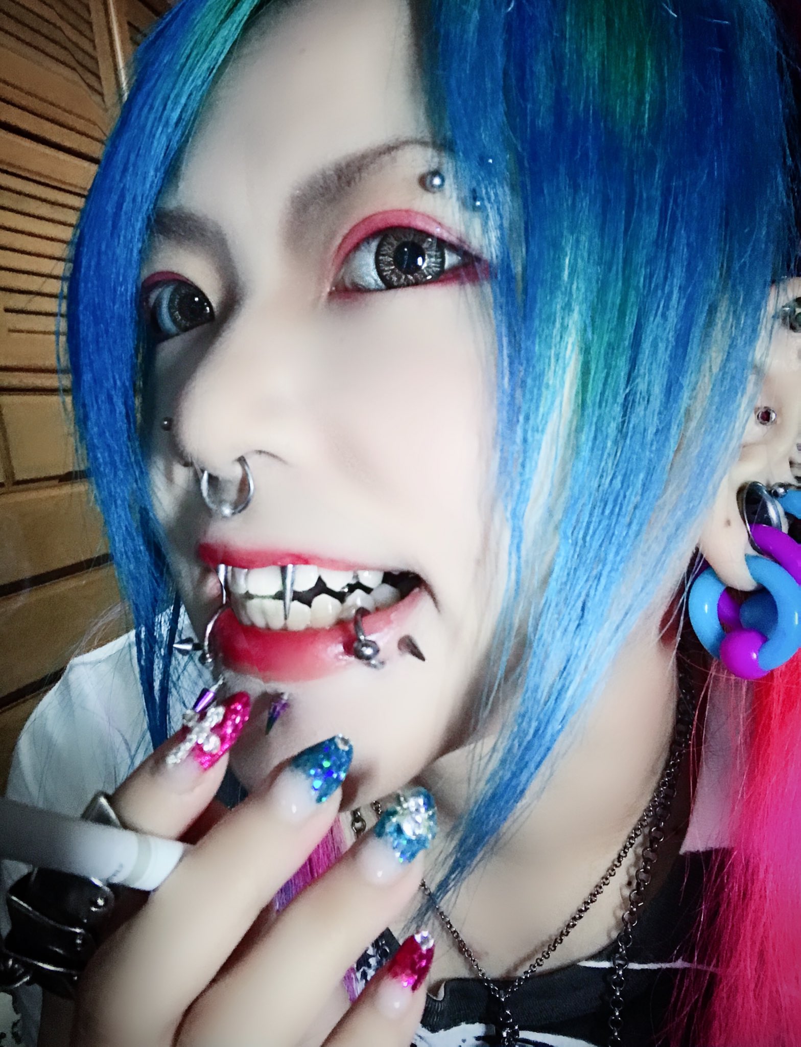 もつを V Twitter 一昨日くらいに知ったんだけど ワニ歯というのがあるらしい イラストでも歯 がギザギザ描かれてるのあるよね あーいいなかわいいなーわしもワニ歯ならなーと思って鏡見たらもしかしてわしワニ歯 ワニ歯 八重歯 犬歯