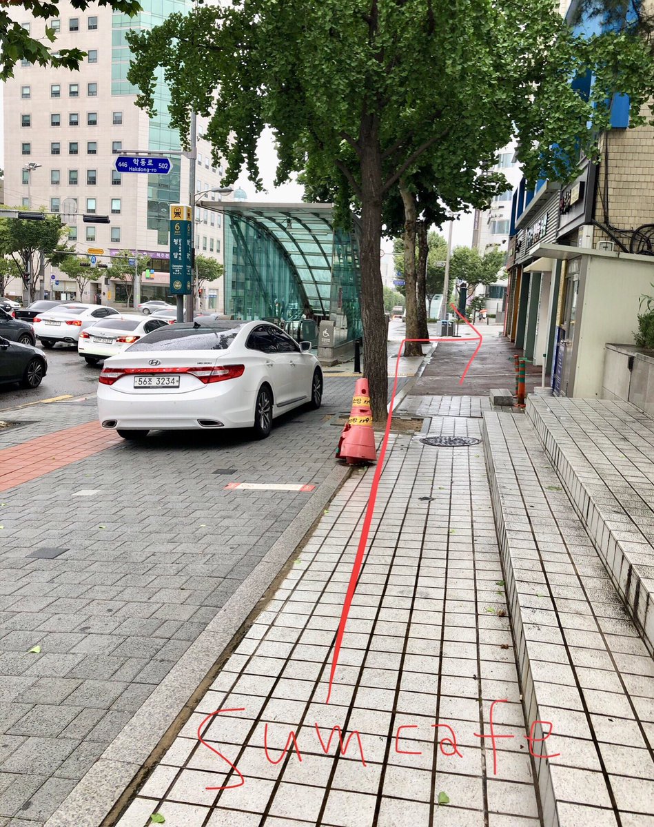 merancory1121's tweet photo. 知ってるよって方も多いと思うけど、
ハングル分からない人には韓国のバスはハードル高いと思うので(私も最近まで地下鉄使ってたし)、
sumcafe→coexまでのバスの乗り方を撮ってきました〜🚌
バス停へはsumcafeを出て地下鉄⑥出口をスルーし、矢印の方向に右折するだけ。
#sumcafe
#coex
#唄さんぽ https://t.co/J6TAptC8JD
