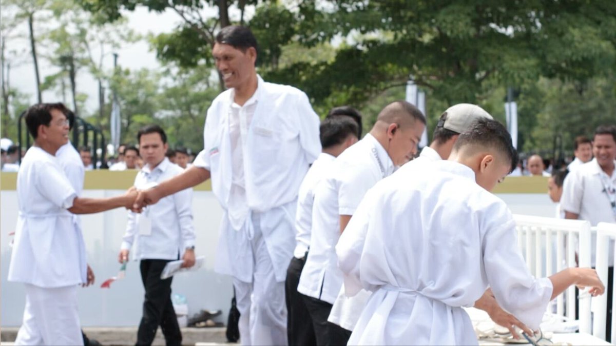 kdarnayla's tweet photo. Welcome to the Flock Bro. Raul Dillo (Tallest man in the Philippines at height of 7"3)

#INCGrandBaptism2019 https://t.co/kI2NLRPdQb