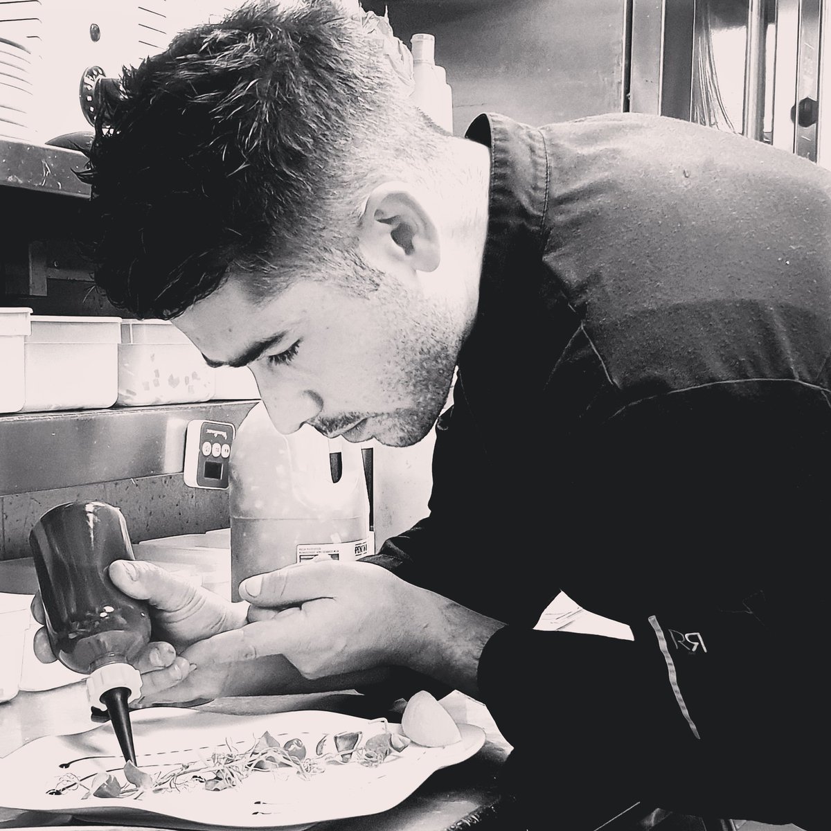 Our very talented chef Anthony creating your starters 👌👌👌