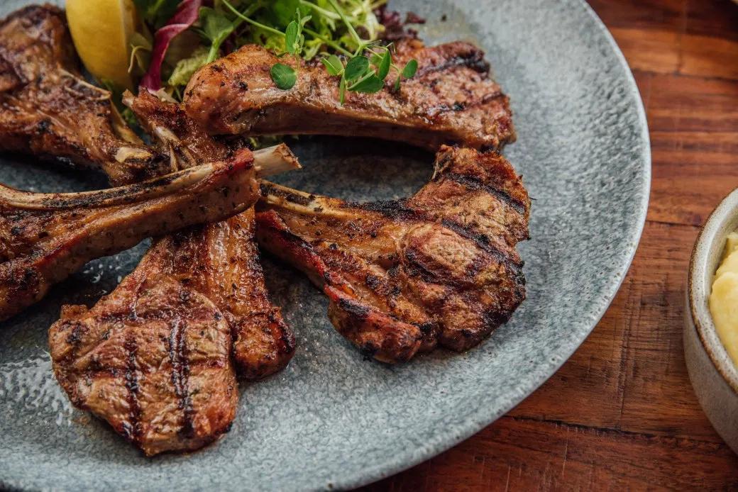 goplacesdigital's tweet photo. Serving marinated Lamb Chops with fresh lemon juice, olive oil, garlic & mixed herbs, char-grilled to order @GrilllShackKe
#GoGrilllShackKe #GoGrillShack #Lunchtime #SaturdayMotivation #Saturday #LambChops @Kenya_Chefs @chefsdelightKE https://t.co/bapLbKYe7l