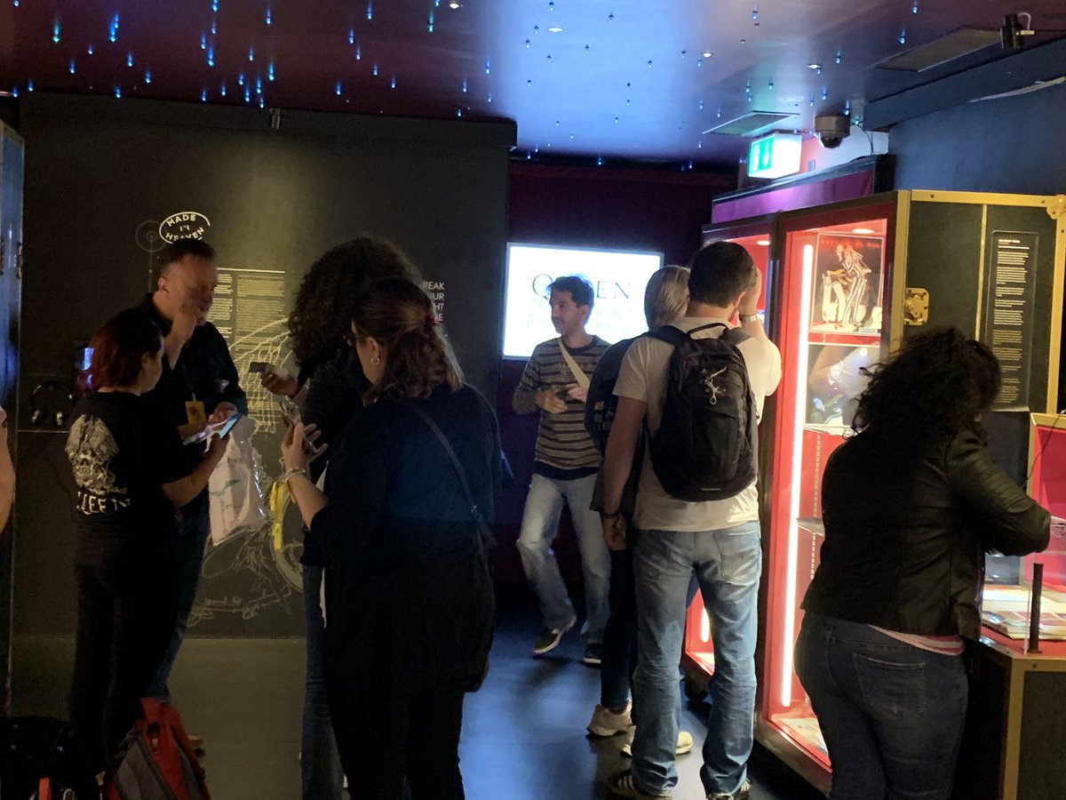 wwryfc's tweet photo. In questo momento #GregBrooks è alla #QueenExperience per dare l’opportunità ai fan di essere immortalati con uno dei microfoni di #FreddieMercury, come è stato per la Red Special e per la giacca di Freddie negli scorsi anni,anche quest’anno per raccogliere fondi per il @The_MPT https://t.co/CalEoVMsN2