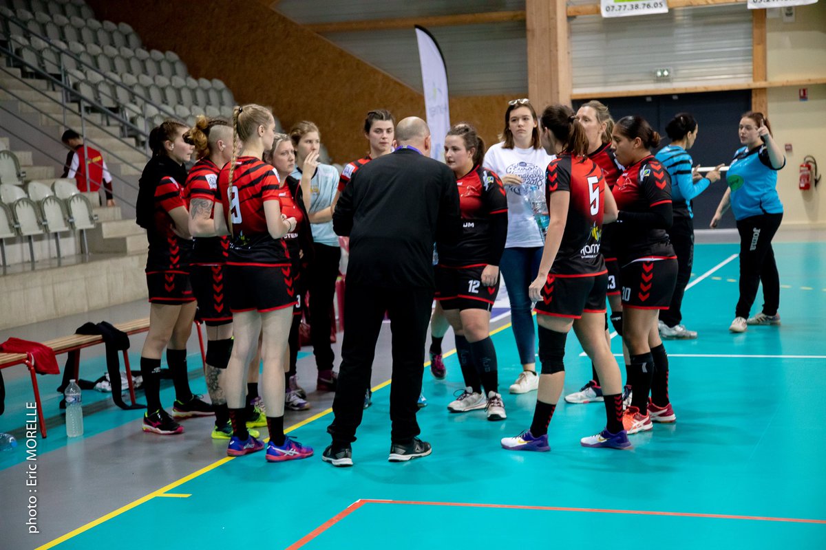 harneshbc's tweet photo. [NATIONALE 3]

⚡️GAMEDAY⚡️

[J-01 // N3]
Auchel 🆚 Harnes HBC
⏰ 21h 
🏟 Salle Michel Bernard - Auchel 

Allez les filles ! 💪⚫️🔴

#TEAMHHBC https://t.co/DtwFP1AVOG