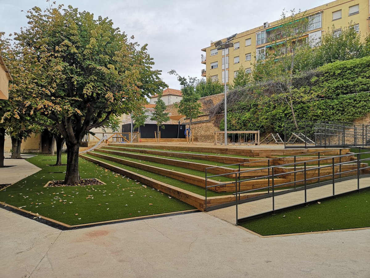 FerranVil1's tweet photo. Remodelació del pati d'una escola a Calella. @grupvilavila #rehabilitacio #jardineria #serralleria #movterres #fusteria #pavimentformigó #calella #escola #obres https://t.co/Y8dhCgwmB5