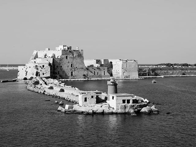 Ohthree19's tweet photo. Our house,
In the middle of the ..... #madness #Ohthree19 #picoftheday #italyvacation #lportrait #bnw #blackandwhitephoto #bnwmood #bnwportrait #portrait #mono #monochrome #blackandwhite #landscape #castle #brindisi
#Italy #harbour https://t.co/8HguisF8H8 https://t.co/Wu0Rkf7IT5