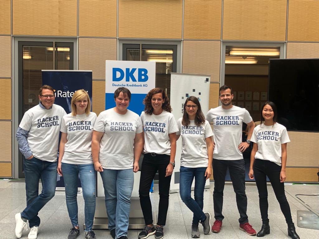JuTschawdarow's tweet image. Das Dream Team zur Hacker School @DKB_de und @RatePAY 😍 @DKB_RegTech @susanneleiding @sascha_dewald #hackerschool @hckrschl #codingforfuture #codingkids