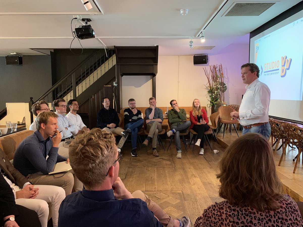 KoenBokhorst's tweet photo. Aftrapweekend #StudioVVD van start.
Een enthousiaste groep actieve en jonge VVD’ers gaat het komende half jaar aan de slag met een uitdagende opdracht.
Vandaag te gast @lennartsalemink #talentmanagement en @renedeheer #ledenwerving.
> #thenextgeneration @VVD 💪🏼 https://t.co/cp4IzfMiYw
