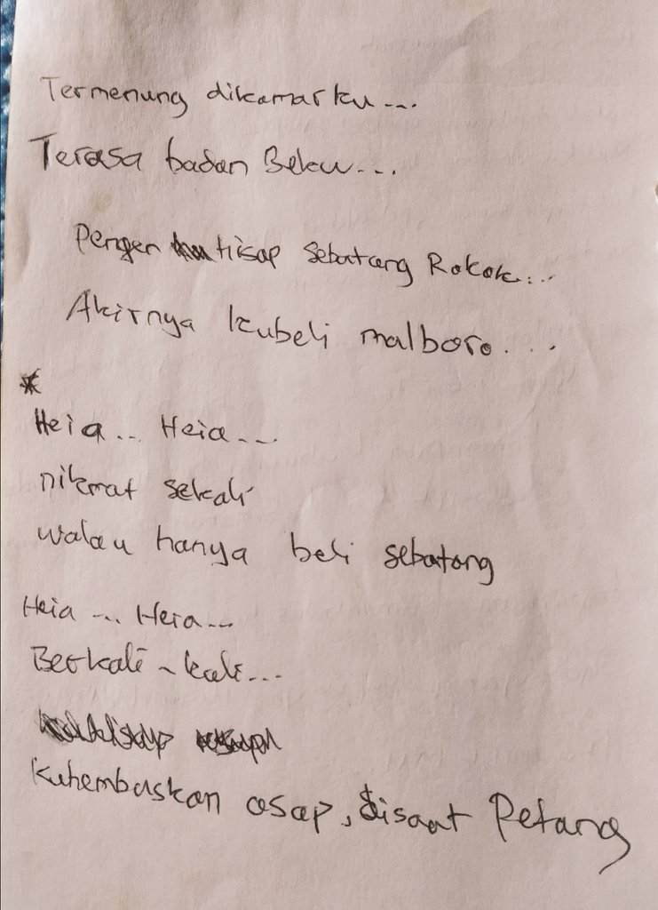 etalase_sofa's tweet photo. Termenung dikamarku terasa badan beku. Pengen hisap sebatang rokok akhirnya kubeli malboro. Nikmat sekali walau hanya sebatang. Berkali-kali kuhembus asap di saat petang.
#bandung2008 #anakkos #bmrokok https://t.co/SbSqkm7H36