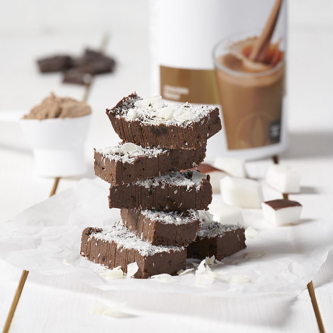 yulii0702's tweet photo. ¡Esta tarde regálate un dulce muy saludable con el F1 de chocolate. 🔹 Barritas de chocolate y coco con proteína 🔹 🥄 Porciones: 12
⏰ Tiempo de preparación: 10 minutos. 
#RecetaSaludable #HerbalifeNutrition #batidosaludable #Coco #Proteínas #YulibelTeam https://t.co/vQgOfBkAu8