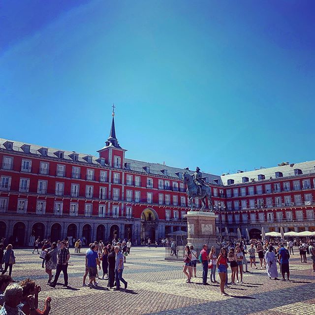 TravelRelapse's tweet photo. Not a cloud in the sky https://t.co/CSYfRsPVZ1 https://t.co/n4go1H0aqZ