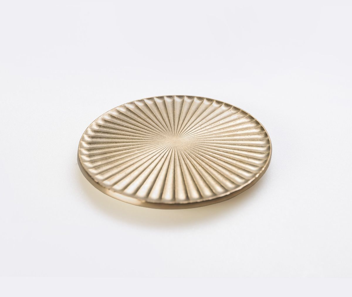 ZenMinded's tweet photo. The ray shaped lines of Futagami's Lightbeam brass coaster offer a dual purpose; water droplets will pool in the grooves, meaning cups won't stick to the coaster when lifted. Shop now https://t.co/T0hsWUS2K4 #japanesedesign #interiordesign #minimalist https://t.co/LjsapcYh6W